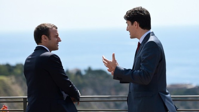 Thủ tướng Canada Justin Trudeau và Tổng Thống Pháp Emmanuel Macron nói chuyện trong khung cảnh thơ mộng của Địa Trung Hải.