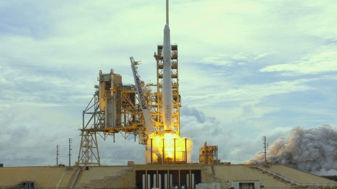 SpaceX vừa làm nên lịch sử: Phóng thành công tàu vận tải tái chế Dragon