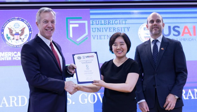 Đại sứ Ted Osius trao quyết định tài trợ từ USAID cho bà Đàm Bích Thuỷ, Chủ tịch ĐH Fulbright Việt Nam. Ảnh:Anh Nguyễn.