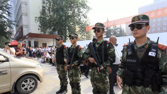 Cảnh sát Trung Quốc canh gác bên ngoài một trường trung học trong kì thi Đại học Quốc gia tại Trịnh Châu, tỉnh Hà Nam vào ngày 7/6/2014 (ảnh: Ibtimes)