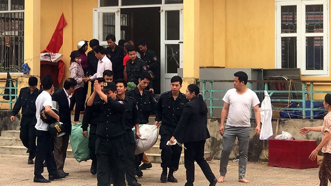 Các cán bộ, chiến sĩ công an được người dân thôn Hoành, xã Đồng Tâm, thả ra vào ngày 22/4.