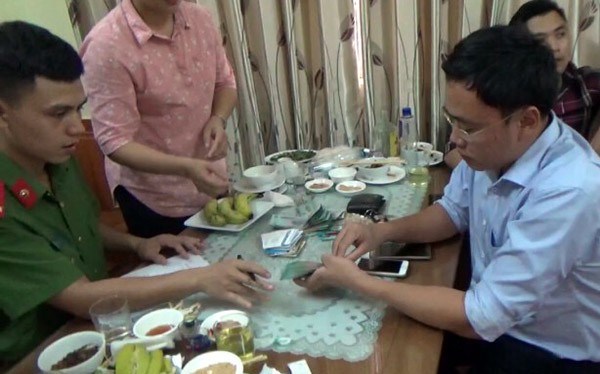 Nhà báo Duy Phong bị bắt giữ vì nghi ngờ nhận tiền của doanh nghiệp.