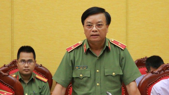 Ông Nguyễn Văn Dư, Phó tổng cục trưởng Tổng cục Hậu cần - kỹ thuật trả lời báo chí - Ảnh: Danh Trọng/Tuổi trẻ