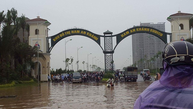 Nhiều khu đô thị chìm trong biển nước sau cơn mưa lớn ở Hà Nội.Ảnh Tri thức trẻ