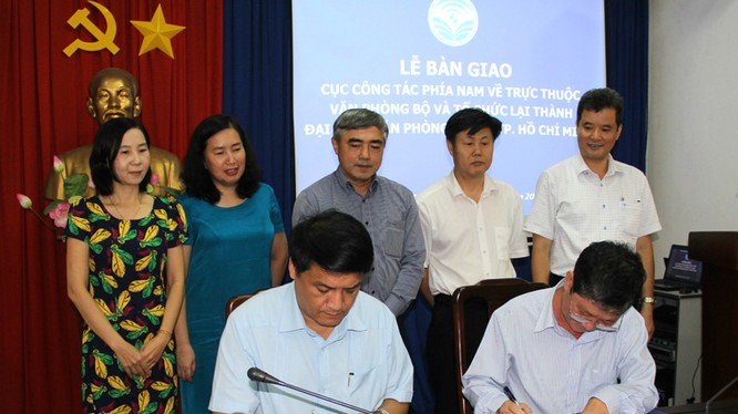 Thứ trưởng Nguyễn Minh Hồng trao Quyết định bổ nhiệm ông Lê Minh Trí - Ảnh: Hữu Vinh/Bộ TT&TT