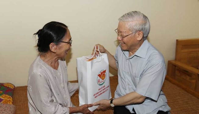 Tổng Bí thư Nguyễn Phú Trọng tặng quà cho người có công tại Trung tâm Nuôi dưỡng và điều dưỡng người có công số 2 Hà Nội.