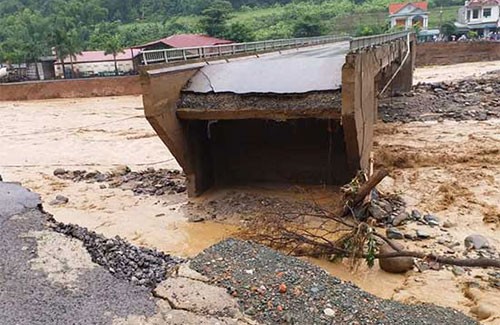 Cầu Nặm Păm trên Quốc lộ 279D bị sập toàn bộ 2 mố cầu, cắt đứt giao thông nối Trung tâm huyện Mường La với các xã dọc sông. Nguồn: Báo Sơn La