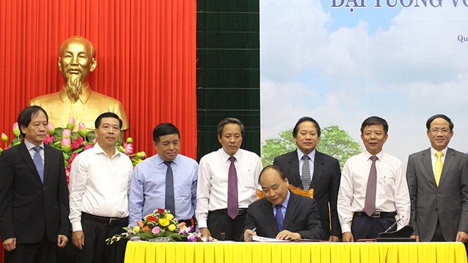 Thủ tướng Nguyễn Xuân Phúc thực hiện nghi thức ký và đóng dấu lưu hành bộ tem. Ảnh: VNPost.