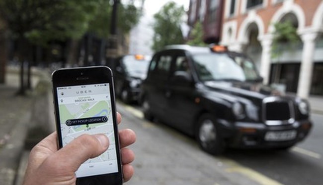 Ở nước ngoài, taxi công nghệ là loại hình dịch vụ tiên tiến và được ủng hộ. Ảnh: Reuters.