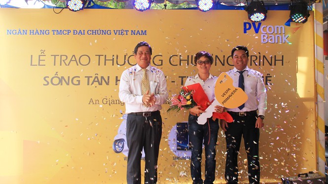 Chị Lê Thị Ánh Hồng trúng giải xe máy Vespa Primavera