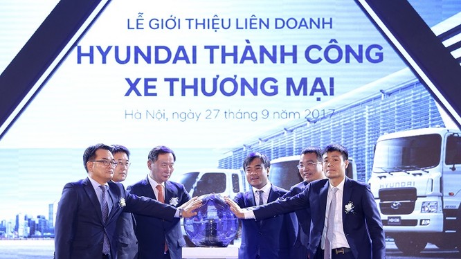 Đại diện Tập đoàn Hyundai - Tập đoàn Thành Công thực hiện nghi lễ hợp tác. Nguồn: Huyndai