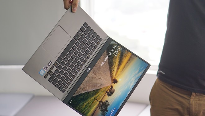 LG phát hành mẫu laptop 14 inch Gram với cân nặng chỉ bằng 2 cốc cafe. Ảnh: Thành Duy. 