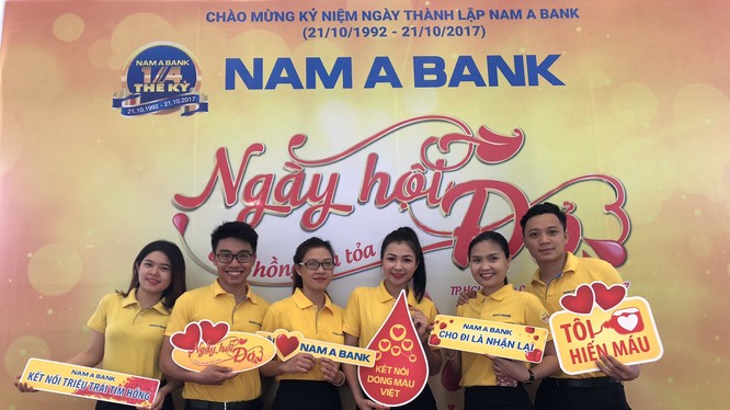 Những nụ cười rạng rỡ của CBNV Nam A Bank trong Ngày hội đỏ 2017.