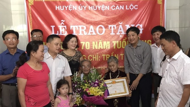 Bà Trần Thị Quỳ trong Lễ đón nhận "Huy hiệu 70 năm tuổi Đảng". Ảnh: Quang Trần.