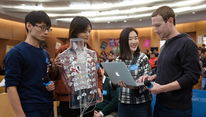 Mark Zuckerberg gặp gỡ sinh viên trường Quản lý Kinh tế Tsinghua hôm 28/10. Ảnh:Facebook.