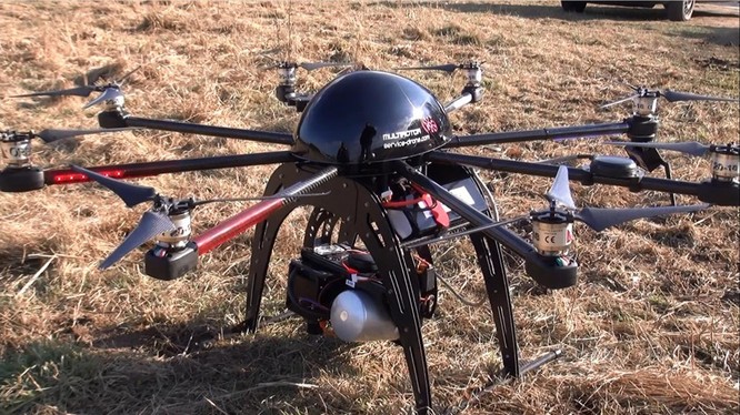 MultirotorEagle V2(33.940 USD): Chiếc drone này nặng 4,5 kg, có thể mang vật 2 kg. Thời gian bay tối đa 10 phút ở tốc độ 58 km/h trong phạm vi 1 km. Nó kết hợp với cụm gimbal máy ảnh cầm tay 3 trục Freely MoVI M5 nhằmđạt sự ổn định khi bay.