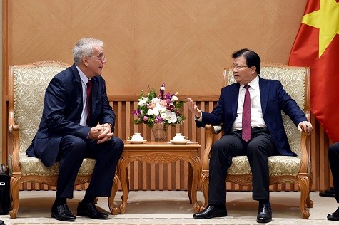 Phó Thủ tướng Phó Thủ tướng Trịnh Đình Dũng và ông Richard Courey.