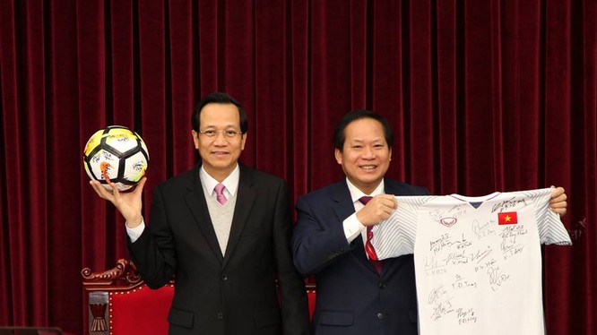  Bộ trưởng Bộ LĐ-TB&XH Đào Ngọc Dung (trái) và Bộ trưởng Bộ Thông tin và Truyền thông Trương Minh Tuấn nhận quả bóng và chiếc áo đấu của U23 Việt Nam tặng Thủ tướng Chính phủ để chuẩn bị đấu giá. Ảnh VGP