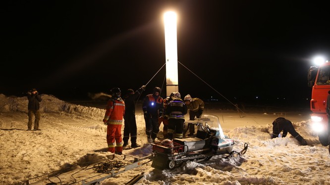 Các đội cứu hộ vẫn đang miệt mài triển khai công tác cứu hộ trong đêm tuyết. Nguồn: RT
