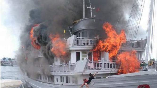 Tàu du lịch cháy dữ dội, nhiều người nhảy xuống biển Hạ Long