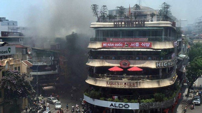 Video cháy lớn tại phố Cầu Gỗ, khói bao trùm Hàm Cá Mập