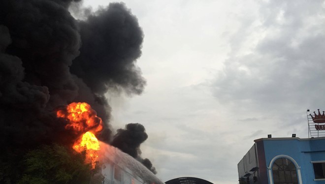 Video: Cháy lớn tại nhà máy sản xuất nệm Vạn Thành