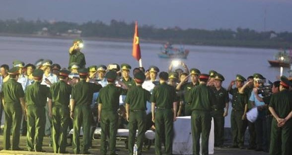 5h sáng 18/6, thi thể Thượng tá – Phi công Trần Quang Khải – người gặp nạn trên chiếc máy bay Su-30MK2 đã được đưa vào đất liền tại cảng Hải đội 2 Nghệ An. 