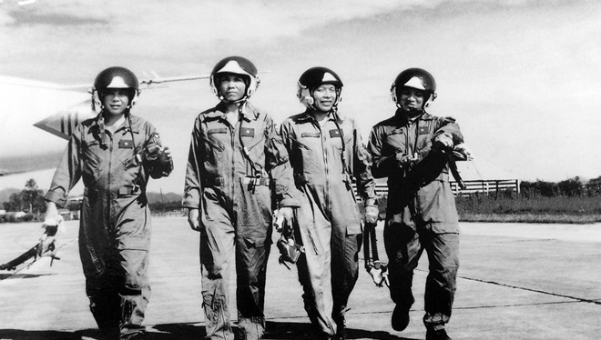 Tấm ảnh được treo ở phòng truyền thống Trung đoàn 923 anh hùng: Những phi công bắn ném giỏi năm 2003. Từ trái sang phải các phi công Phạm Như Xuân, Vũ Văn Kha, Trần Quang Khải, Trần Thanh Nghị.
