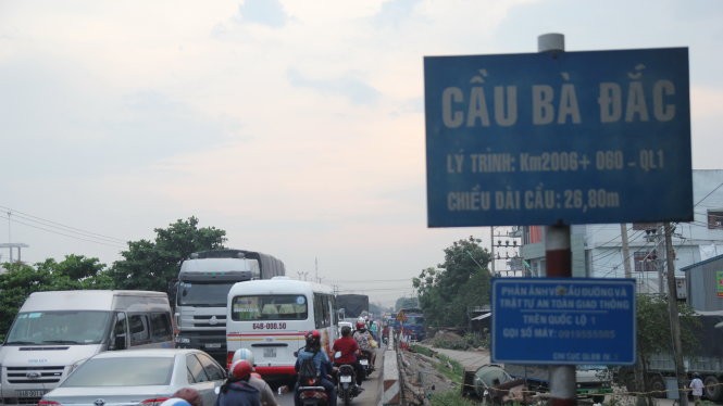 Cầu Bà Đắc, một trong những nút thắt cổ chai trên quốc lộ 1 đoạn qua Tiền Giang khiến kẹt xe thường xuyên
