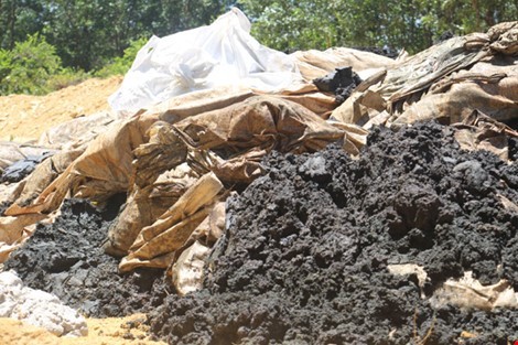 Bùn thải Formosa được chôn lấp trái phép tại đầu nguồn nước.