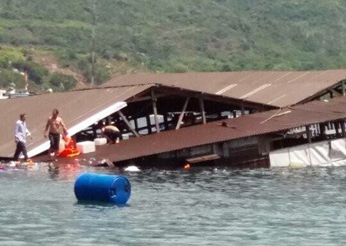Nhà hàng nổi bị sập khiến hàng trăm du khách rơi xuống biển cách bờ vài chục mé