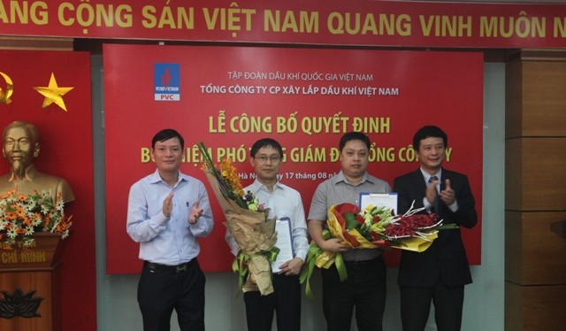 Ông Nguyễn Mạnh Tiến và Trần Minh Tuấn trong lễ nhậm chức Phó Tổng GĐ
