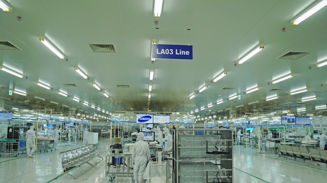 Tổ hợp nhà máy Samsung Electronics Ho Chi Minh Complex (SEHC) được khởi công từ giữa năm 2015 và chính thức đi vào hoạt động từ năm 2016. Đây là nhà máy sản xuất màn hình TV và các thiệt bị điện tử gia dụng lớn thứ 2 thế giới của Samsung, sau nhà máy ở Me