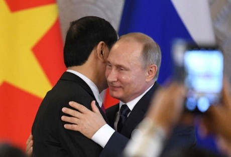 Chủ tịch nước Trần Đại Quang và Tổng thống Vladimir Putin. Ảnh: Reuters.