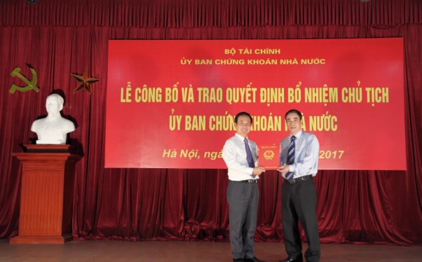 Thứ trưởng Bộ Tài chính Trần Xuân Hà trao Quyết định bổ nhiệm cho Chủ tịch UBCKNN Trần Văn Dũng - Ảnh: UBCKNN
