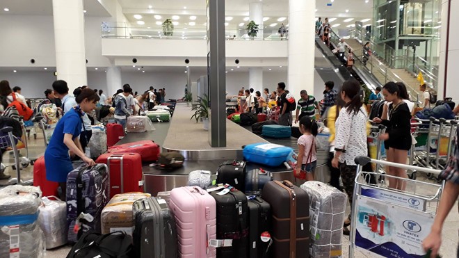 "Tắc nghẽn" khu vực băng chuyền hành lý tại sân bay Nội Bài tối ngày 28/7. Ảnh: C.K.
