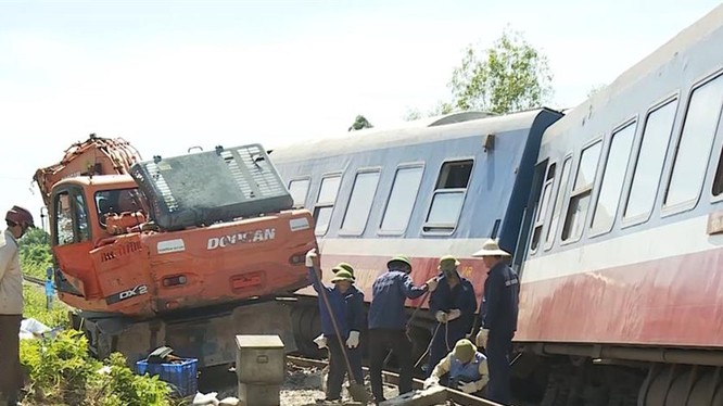 Tài xế lái máy xúc đã cố tình cho xe vượt qua đường sắt khiến tai nạn xảy ra. Ảnh: CTV Báo Lao động