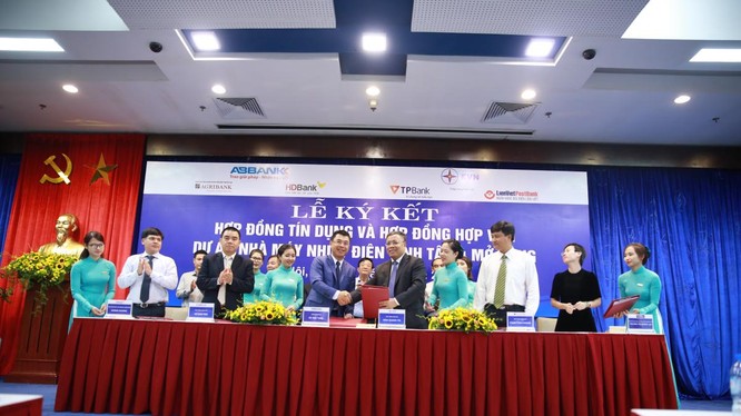 Ông Hồ Nam Tiến, Phó Tổng Giám đốc LienVietPostBank (đứng hàng trước, thứ Hai từ bên trái) đại diện cho Bưu điện Liên Việt tham gia Lễ Ký kết.