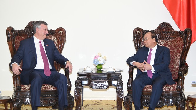 Thủ tướng Nguyễn Xuân Phúc và ông Kevin Mc Allister, Chủ tịch kiêm Tổng Giám đốc Công ty Boeing Thương mại (Hoa Kỳ) - Ảnh: VGP