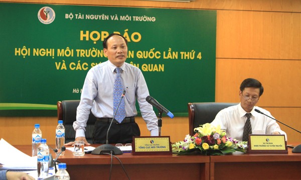Ông Nguyễn Văn Tài - Tổng cục trưởng Tổng cục Môi trường trả lời tại một cuộc họp báo của Bộ Tài nguyên và Môi trường.