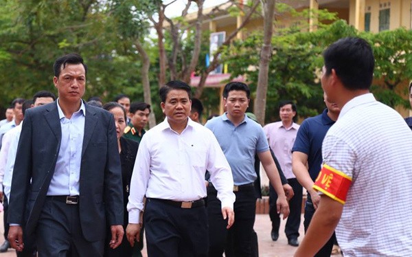 Chủ tịch UBND TP Nguyễn Đức Chung về thôn Hoành - Ảnh:VnExpress