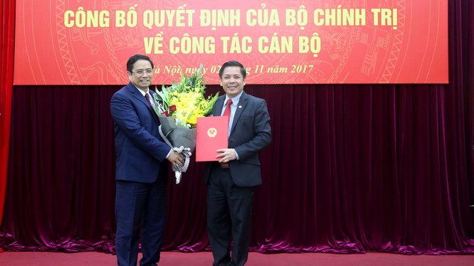 Ông Phạm Minh Chính trao Quyết định bổ nhiệm ông Nguyễn Văn Thể giữ chức Bộ trưởng Bộ GTVT - Ảnh: Bộ GTVT