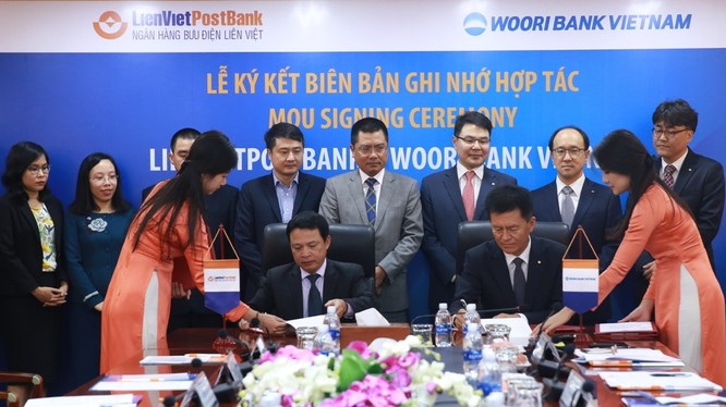 Ông Phạm Doãn Sơn, Tổng Giám đốc LienVietPost Bank và ông Ông Kim Seung Rock, TGĐ Woori Việt Nam ký biên bản ghi nhớ hợp tác.