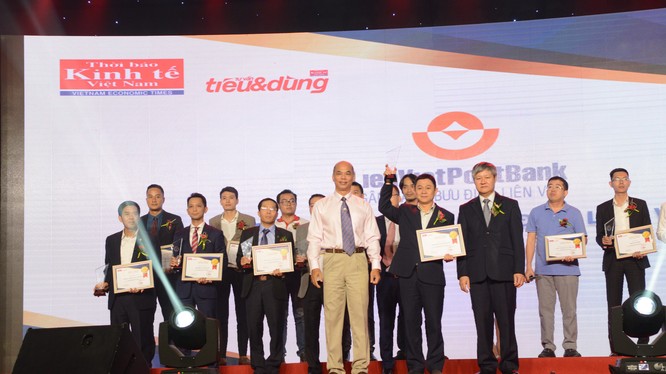 Đại diện LienVietPostBank lên nhận danh hiệu Top 100 Sản phẩm - Dịch vụ Tin & Dùng Việt Nam 2017.
