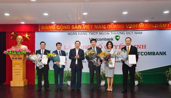 Lãnh đạo NHNN chúc mừng 5 nhân sự cấp cao của Vietcombank vừa được bổ nhiệm -Ảnh: VCB