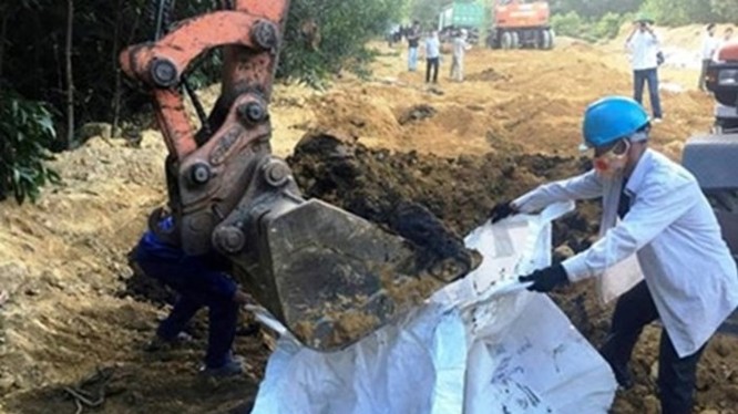 Chất thải của Formosa được chôn trái phép trong vườn GĐ Cty Môi trường đô thị Kỳ Anh vào năm 2016. Ảnh: LĐ