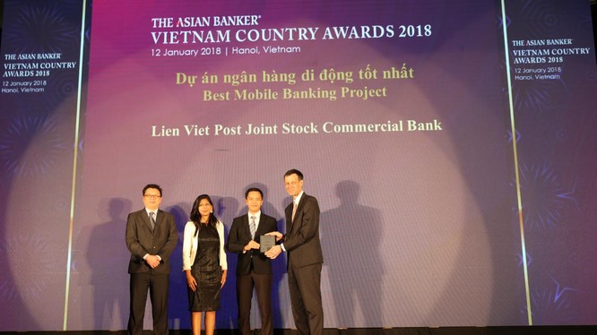 Ông Phạm Quang Đệ, Phó Giám đốc Ngân hàng Điện tử LienVietPostBank (đứng thứ 2 từ bên phải) đại diện cho LienVietPostBank nhận Giải thưởng từ các vị đại diện Tạp chí the Asian Banker