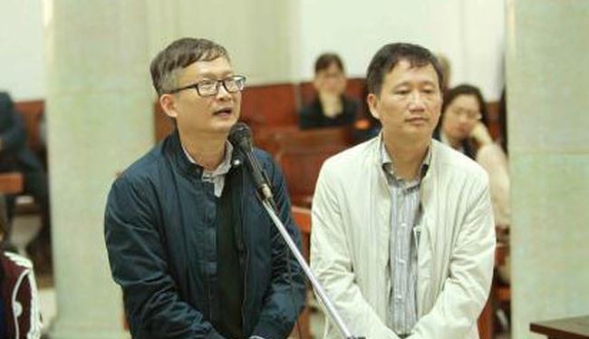 Bị cáo Đinh Mạnh Thắng và bị cáo Trịnh Xuân Thanh tại tòa. Ảnh: TTXVN