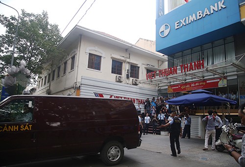 Cảnh sát khám xét Eximbank TP HCM. Ảnh: Quốc Thắng.
