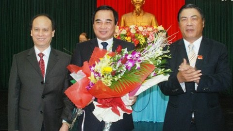 Ông Trần Văn Minh và ông Văn Hữu Chiến ((1) và (2) từ trái qua) - Ảnh: Báo Đà Nẵng